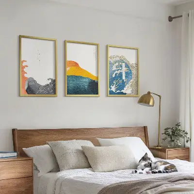 Kompozycja obrazów na ścianę z grafiką w japońskim stylu