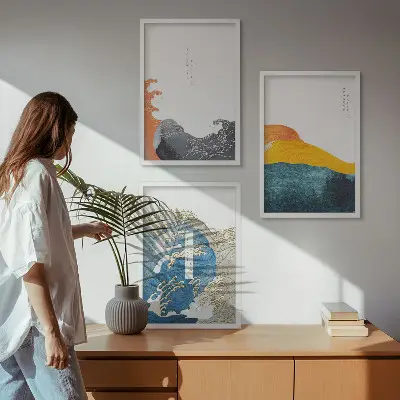 Kompozycja obrazów na ścianę z grafiką w japońskim stylu