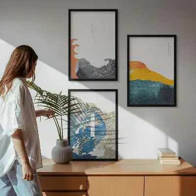 Kompozycja obrazów na ścianę z grafiką w japońskim stylu