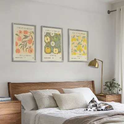 Kompozycja obrazów na ścianę z owocowymi wzorami w stylu retro