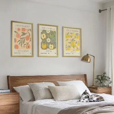 Kompozycja obrazów na ścianę z owocowymi wzorami w stylu retro