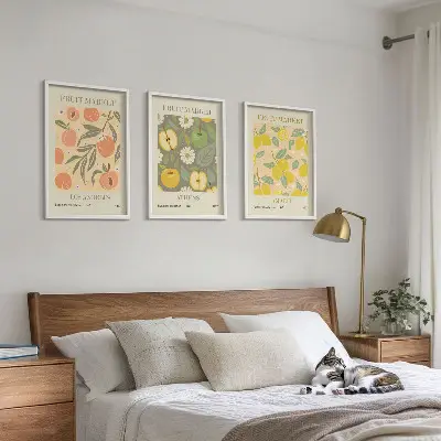 Kompozycja obrazów na ścianę z owocowymi wzorami w stylu retro