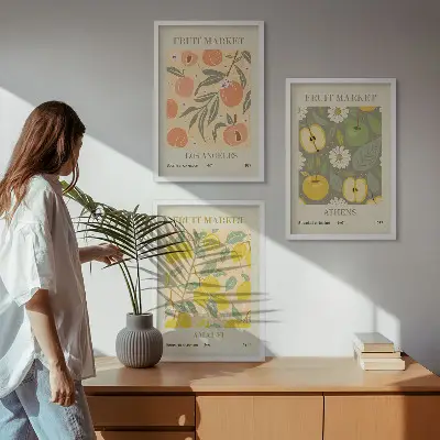 Kompozycja obrazów na ścianę z owocowymi wzorami w stylu retro