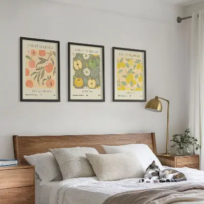 Kompozycja obrazów na ścianę z owocowymi wzorami w stylu retro