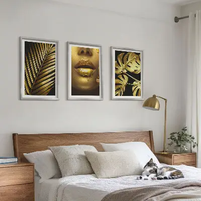Zestaw 3 obrazów do salonu z motywem palmy monstery i ust kobiety