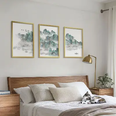 Zestaw 3 obrazów do salonu z górami, chmurami, ptakami i łodzią w stylu japandi