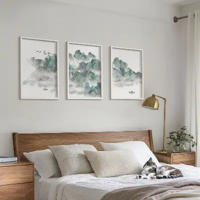 Zestaw 3 obrazów do salonu z górami, chmurami, ptakami i łodzią w stylu japandi