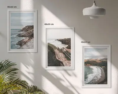 Zestaw obrazów do salonu z widokiem na klify i plażę