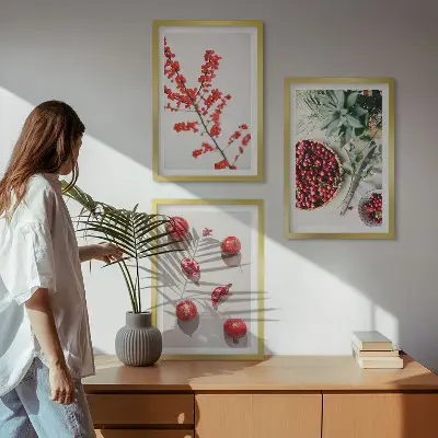 Zestaw 3 obrazów do salonu czerwone owoce i rośliny w stylu minimalistycznym