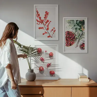 Zestaw 3 obrazów do salonu czerwone owoce i rośliny w stylu minimalistycznym