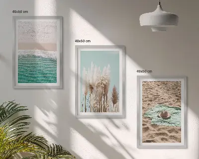 Zestaw obrazów do salonu przedstawiający plażę z falami, trawą i kapeluszem