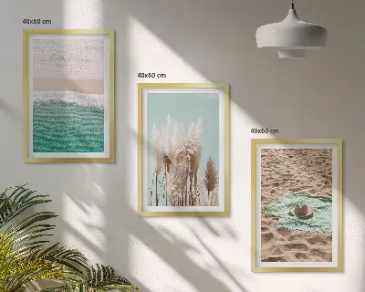 Zestaw obrazów do salonu przedstawiający plażę z falami, trawą i kapeluszem