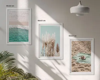 Zestaw obrazów do salonu przedstawiający plażę z falami, trawą i kapeluszem