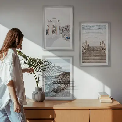 Kompozycja obrazów na ścianę przedstawiająca architekturę Santorini nad morzem