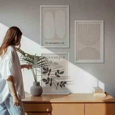 Zestaw obrazów do salonu z delikatnymi motywami roślinnymi w stylu boho