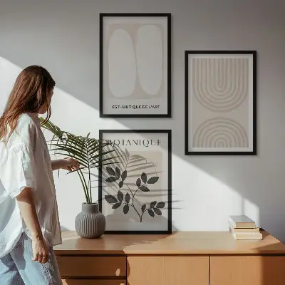 Zestaw obrazów do salonu z delikatnymi motywami roślinnymi w stylu boho