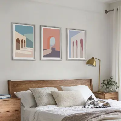 Kompozycja obrazów na ścianę z pastelowymi grafikami architektury