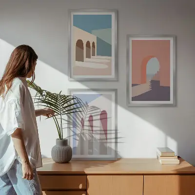 Kompozycja obrazów na ścianę z pastelowymi grafikami architektury