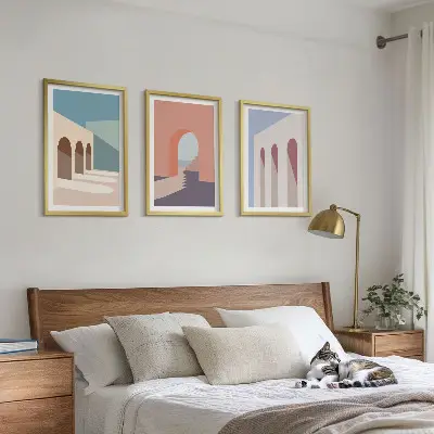 Kompozycja obrazów na ścianę z pastelowymi grafikami architektury