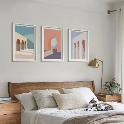 Kompozycja obrazów na ścianę z pastelowymi grafikami architektury