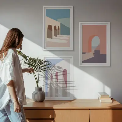 Kompozycja obrazów na ścianę z pastelowymi grafikami architektury