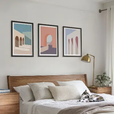 Kompozycja obrazów na ścianę z pastelowymi grafikami architektury