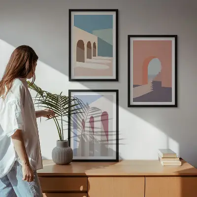 Kompozycja obrazów na ścianę z pastelowymi grafikami architektury