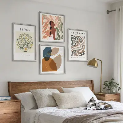 Poliptyk w ramie z estetycznymi pastelowymi posterami w stylu boho