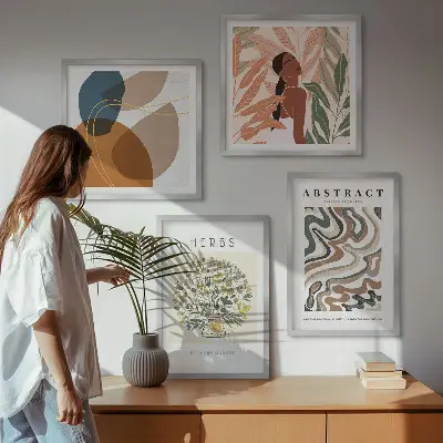 Poliptyk w ramie z estetycznymi pastelowymi posterami w stylu boho