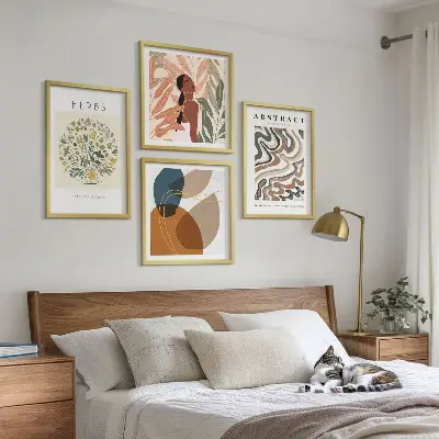 Poliptyk w ramie z estetycznymi pastelowymi posterami w stylu boho
