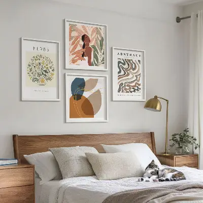 Poliptyk w ramie z estetycznymi pastelowymi posterami w stylu boho
