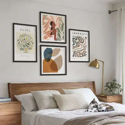 Poliptyk w ramie z estetycznymi pastelowymi posterami w stylu boho