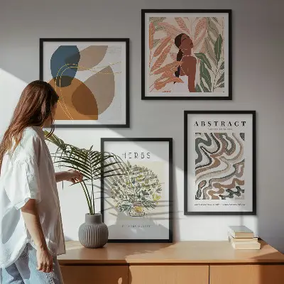 Poliptyk w ramie z estetycznymi pastelowymi posterami w stylu boho