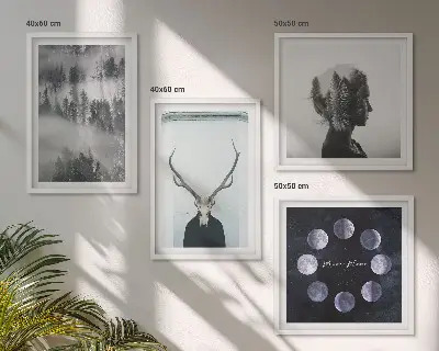 Poliptyk w ramie przedstawiający las, mgłę, księżyc oraz czaszkę kobiety