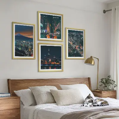 Górski widok miasta w nocy zestaw 4 obrazów w ramie