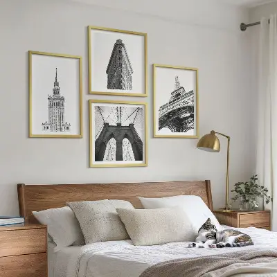 Zestaw obrazów dekoracyjnych z motywem minimalistycznej architektury w czerni i bieli