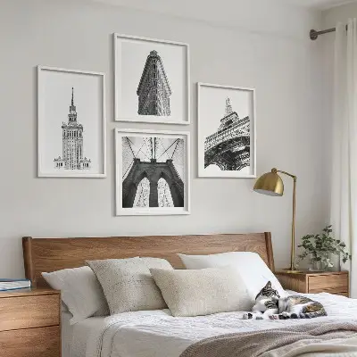 Zestaw obrazów dekoracyjnych z motywem minimalistycznej architektury w czerni i bieli