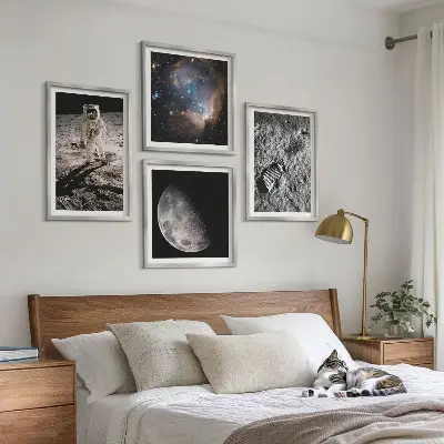 Zestaw 4 obrazów w ramie z motywem astronauty na księżycu