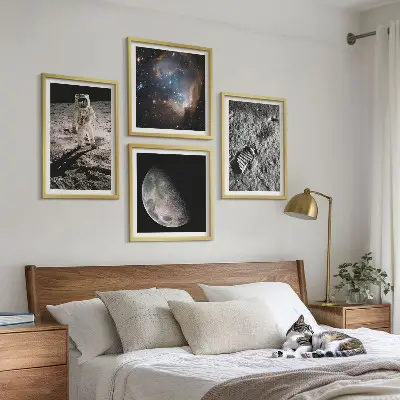 Zestaw 4 obrazów w ramie z motywem astronauty na księżycu