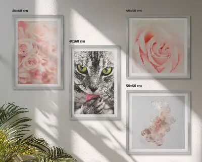 Szary kot wśród róż w stylu abstrakcyjnym poliptyk w ramie