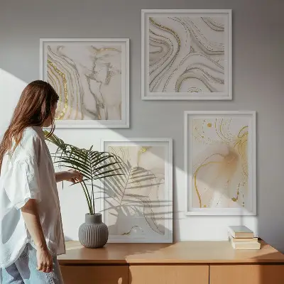 Zestaw 4 obrazów w ramie z subtelnymi abstrakcyjnymi wzorami