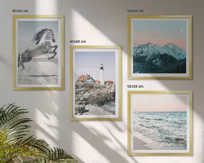 Zestaw 4 obrazów w ramie przedstawiający konie w ruchu na plaży przy latarni morskiej i górach