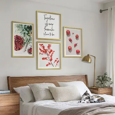 Zestaw 4 obrazów w ramie z motywem czerwonych owoców w stylu minimalistycznym