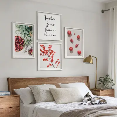Zestaw 4 obrazów w ramie z motywem czerwonych owoców w stylu minimalistycznym