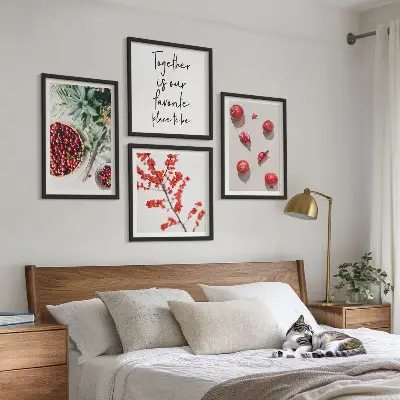 Zestaw 4 obrazów w ramie z motywem czerwonych owoców w stylu minimalistycznym