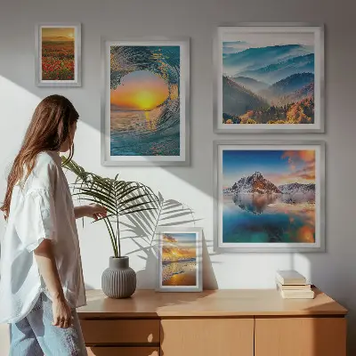 Zestaw obrazów w ramie do galerii ściennej z naturalnymi pejzażami morza, gór i kwiatów