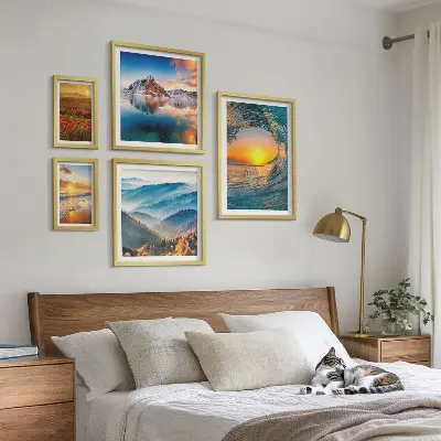 Zestaw obrazów w ramie do galerii ściennej z naturalnymi pejzażami morza, gór i kwiatów