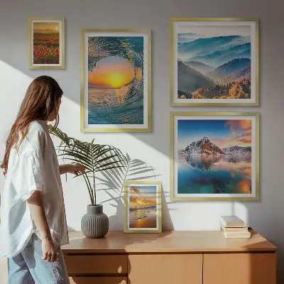 Zestaw obrazów w ramie do galerii ściennej z naturalnymi pejzażami morza, gór i kwiatów