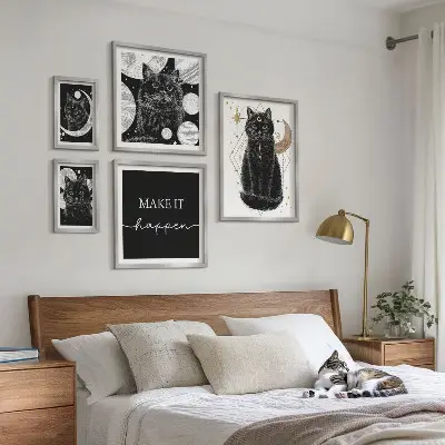 Galeria obrazów na ścianę z motywem czarnych kotów w stylu boho i kosmosu