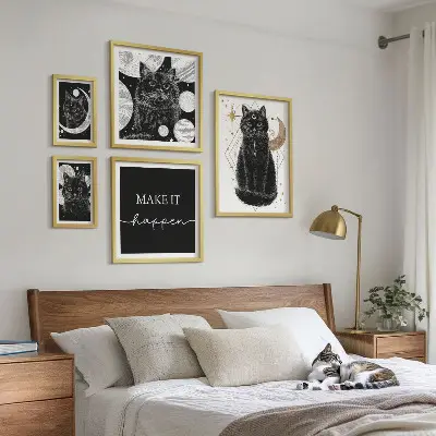 Galeria obrazów na ścianę z motywem czarnych kotów w stylu boho i kosmosu